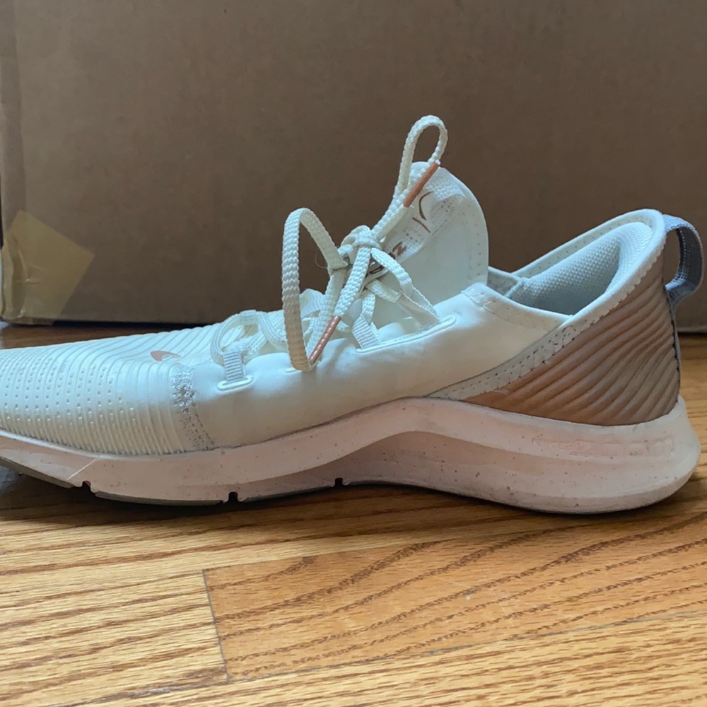 NIKE tennis shoes